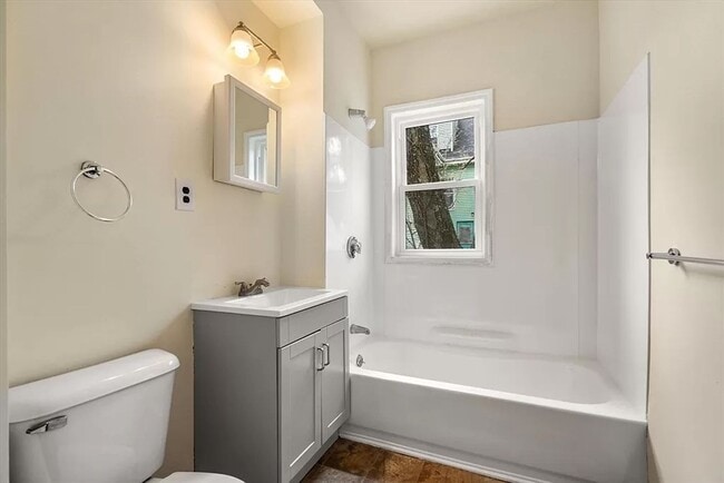 Building Photo - 4 bed 2 Bath available 8/1