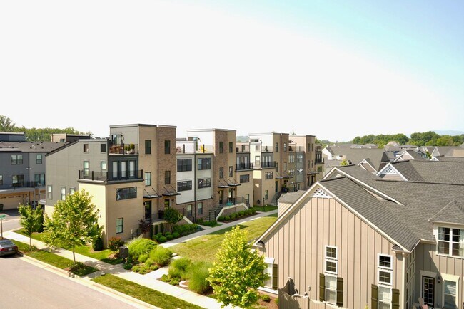 Building Photo - Stunning Townhome with Rooftop Deck - Avai...