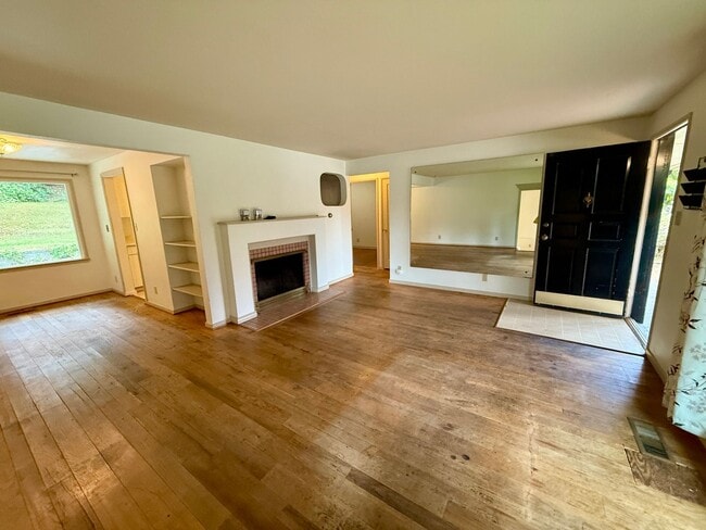 Building Photo - Available Now, Quaint 3-Bedroom Gem Across from Ridgecrest Elementary