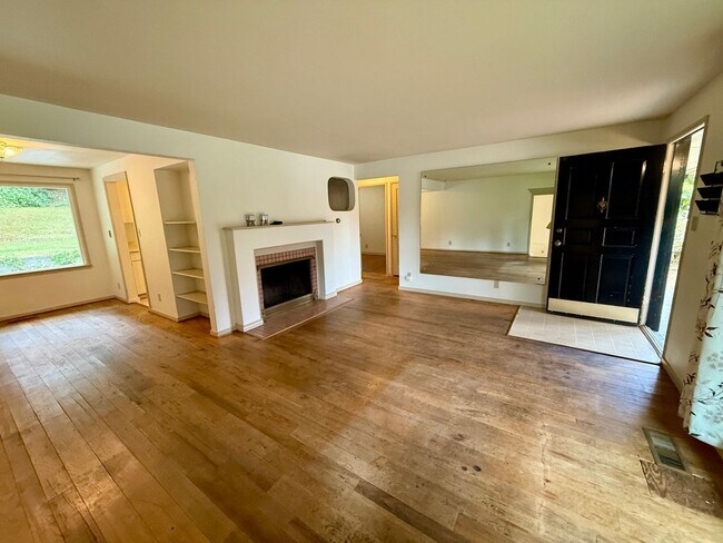 Foto del edificio - Available Now, Quaint 3-Bedroom Gem Across from Ridgecrest Elementary