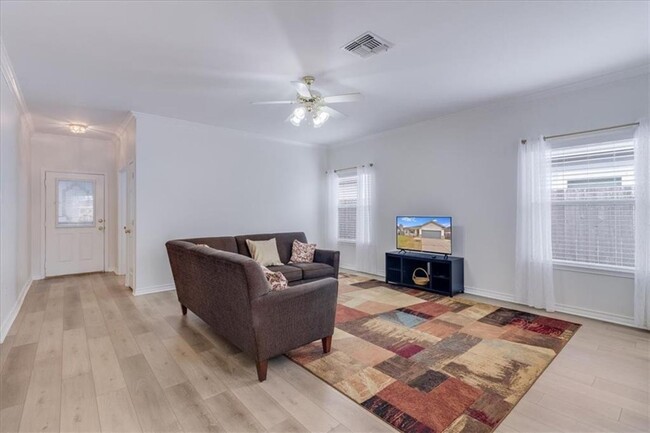 Building Photo - 6530 Bauer Dr