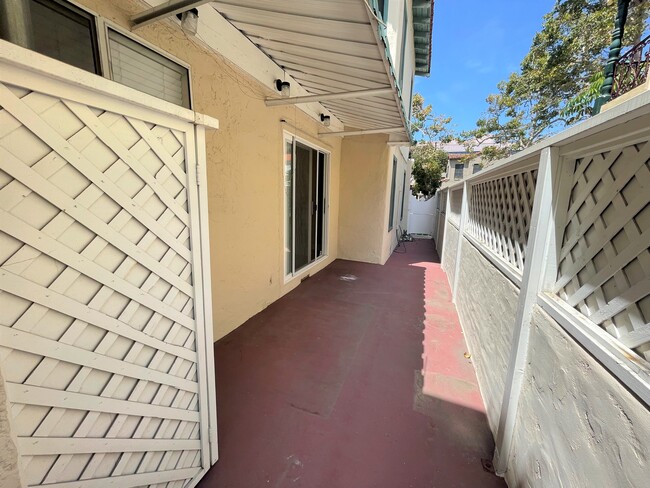 Foto del edificio - 152 N Arnaz Dr