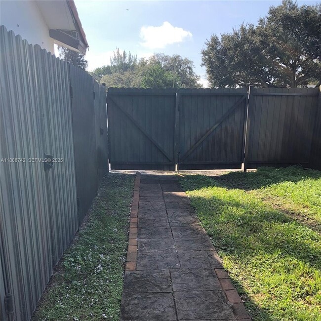 Foto del edificio - 6819 SW 15th St