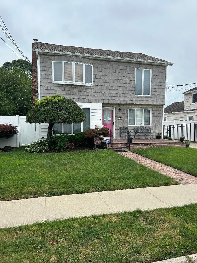 Building Photo - 15 N Crescent Dr