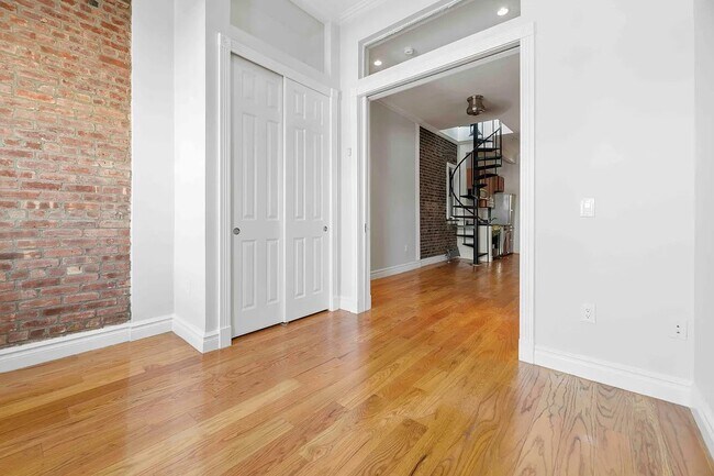 Foto del edificio - 724 Tenth Avenue