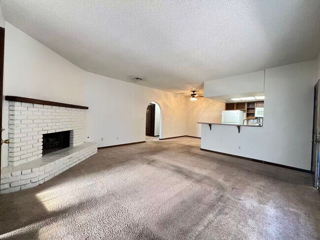 Foto del edificio - Bright & Spacious Rental in Great Area – No Pets