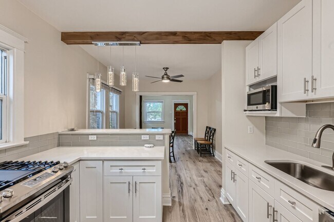 Building Photo - Great 1 Bed 1 Bath Duplex in the Heart of ...