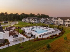 Building Photo - Seasons at Grafton