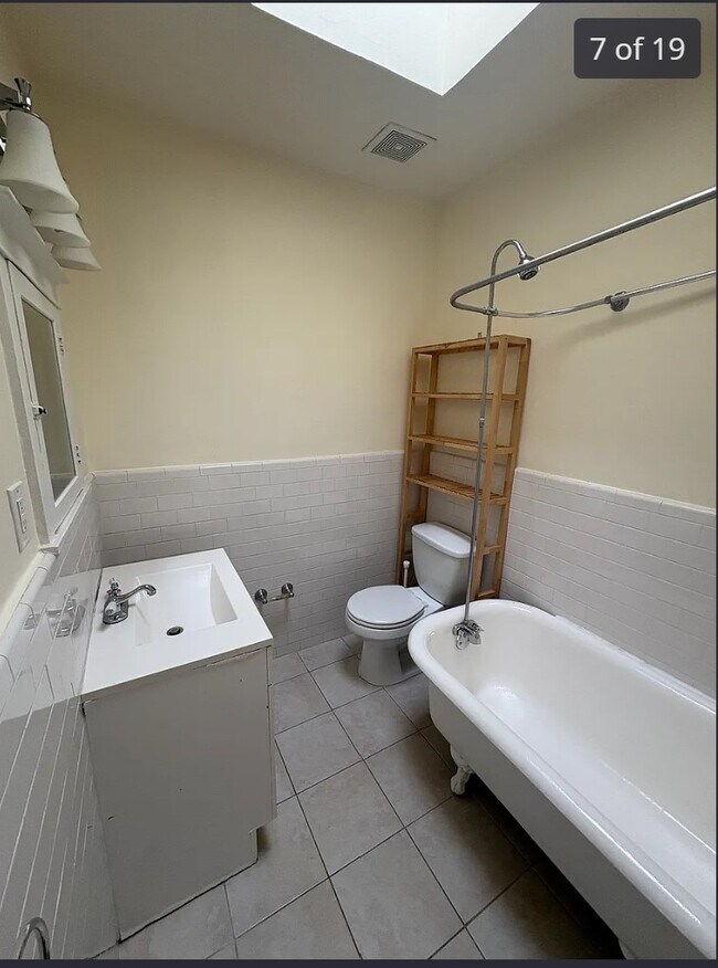 Foto del edificio - 719 Otis Pl NW