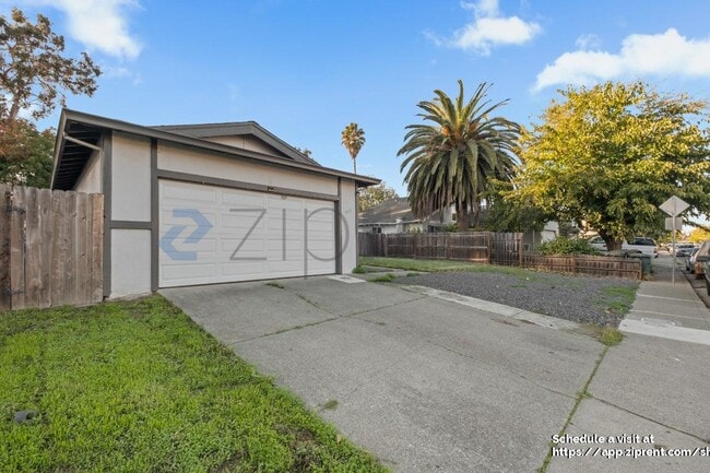 Building Photo - 325 Falcon Dr