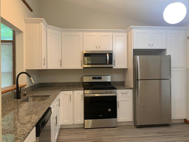 Building Photo - 13 Stoney Creek Dr
