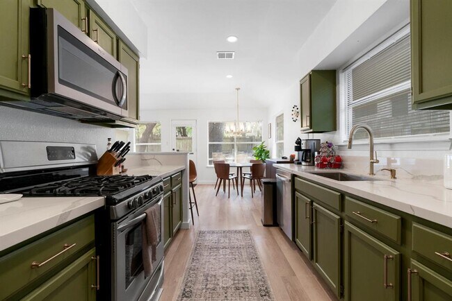Foto del edificio - 737 Shade Tree Dr