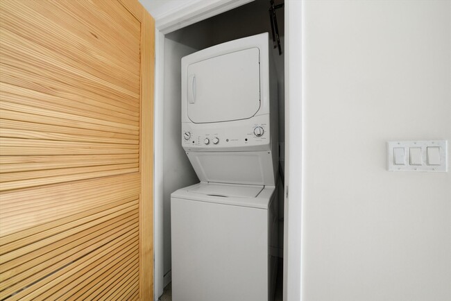 Building Photo - 1224 W Van Buren St