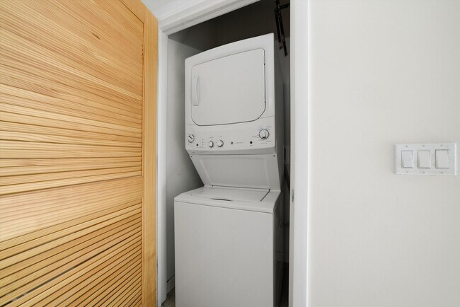 Foto del edificio - 1224 W Van Buren St