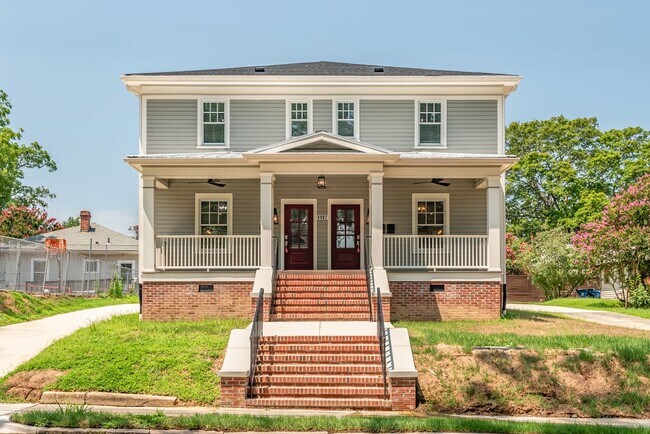 Foto del edificio - 3 Bedroom Luxury Duplex in Old North Durham