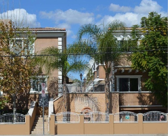 Building Photo - Tarzana Villas