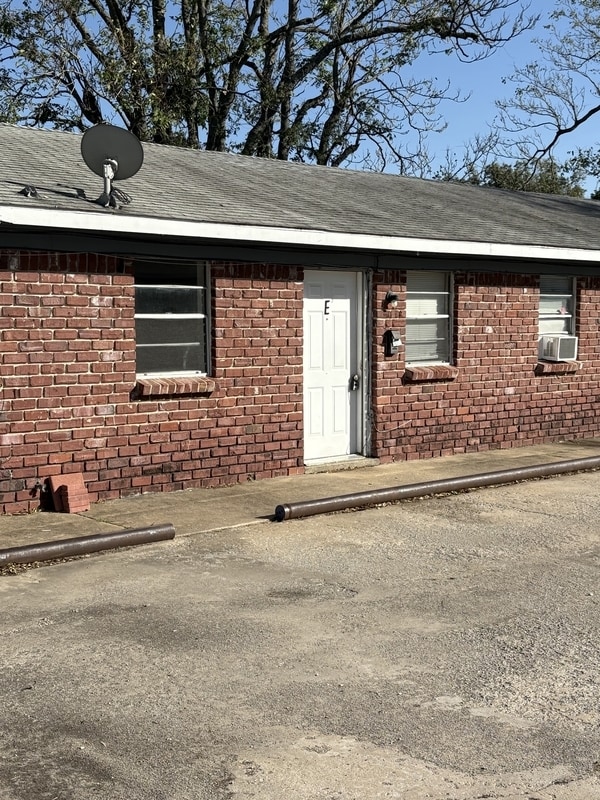 Building Photo - 1502 W South St