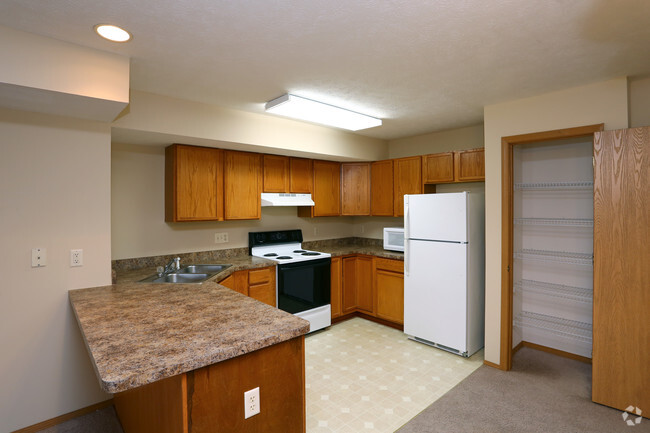 2BR, 2BA - Kitchen - Parkway Court Apartments