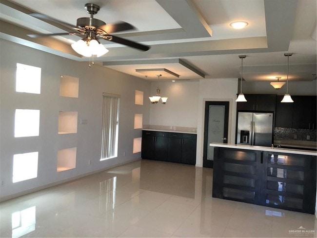 Building Photo - 10 W Daffodil Ave