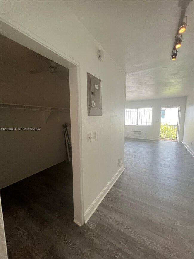 Foto del edificio - 7720 Harding Ave
