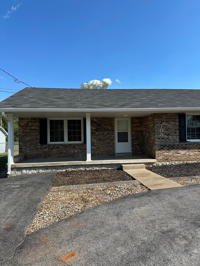 Building Photo - 2108 Southland Dr