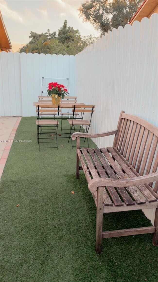 Foto del edificio - 728 NW 171st St