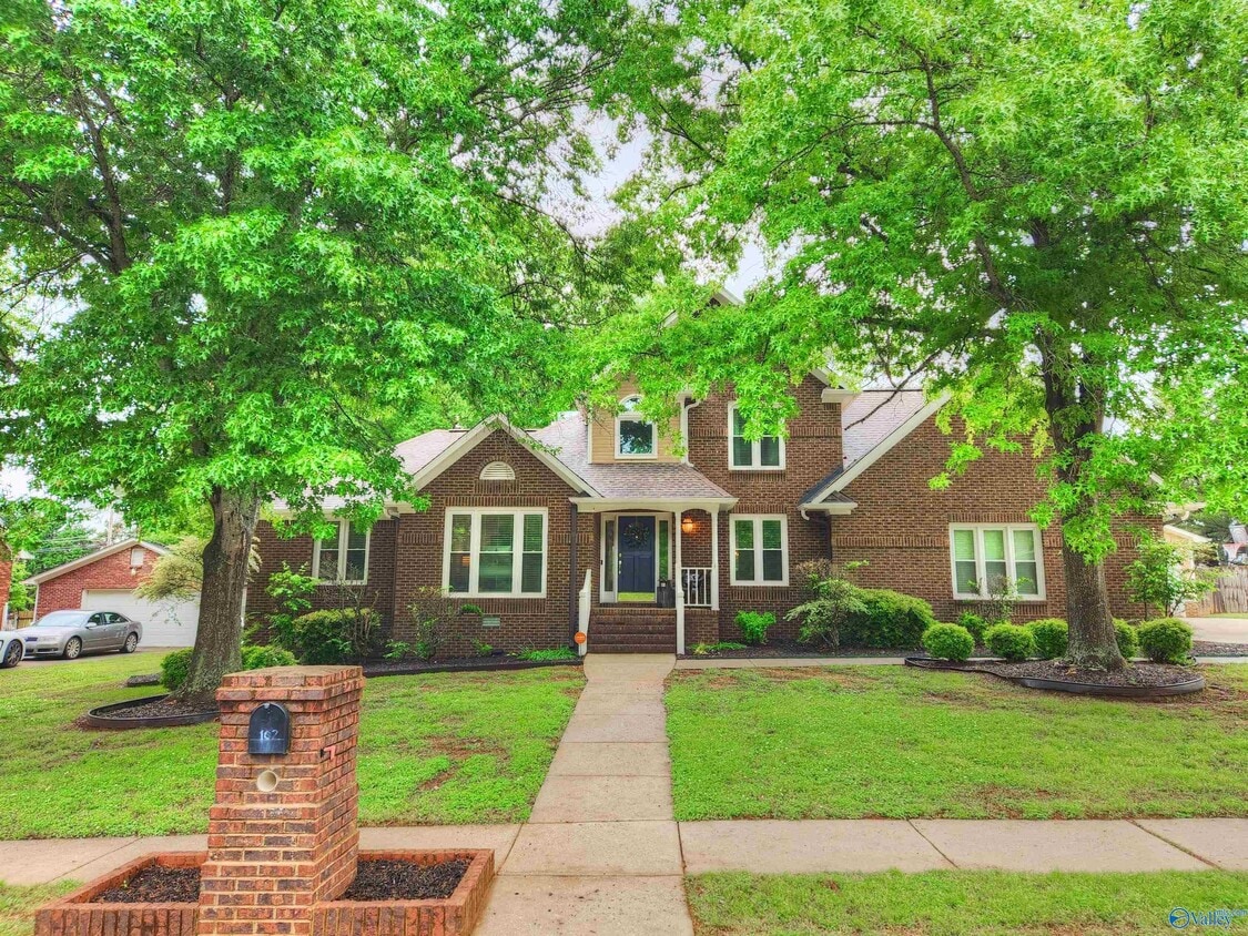 Primary Photo - 102 Lovvorn Ln NW