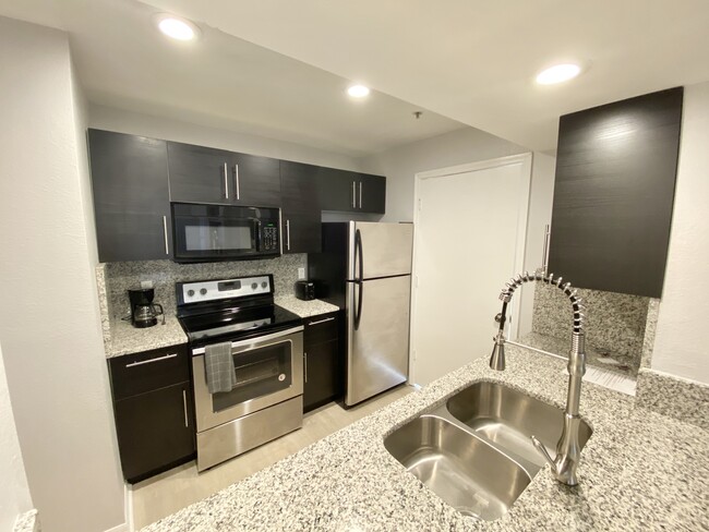 Fully furnished & equipped kitchen - 7230 Westpointe Blvd