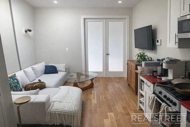 Building Photo - Spacious 3-Bedroom Residence Near Maria Hernandez Park