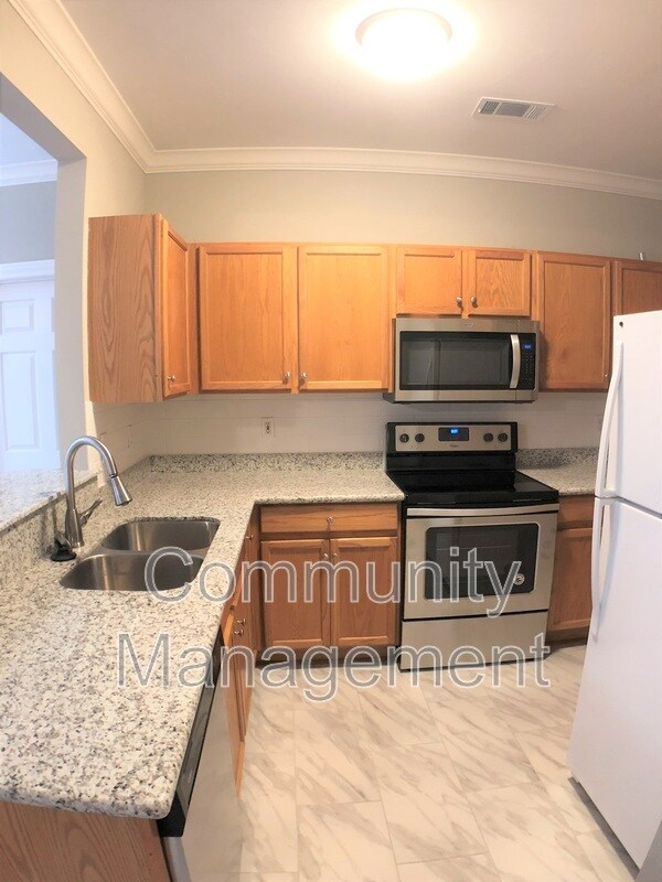 Building Photo - 710 E Boyd Dr