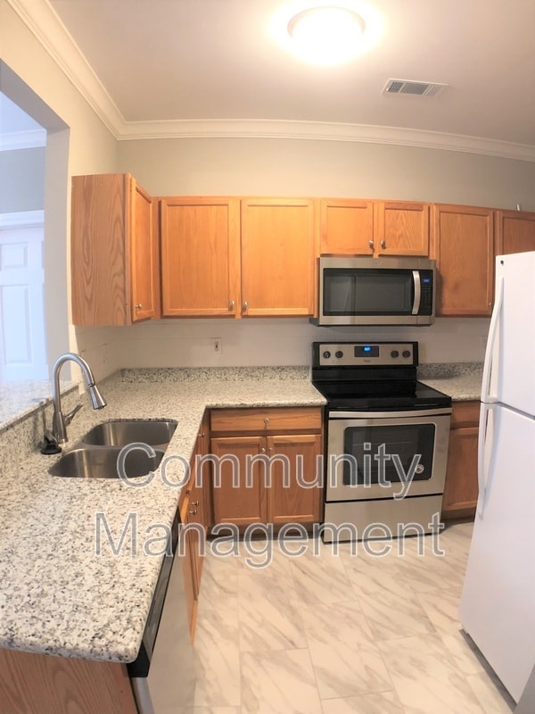 Building Photo - 710 E Boyd Dr