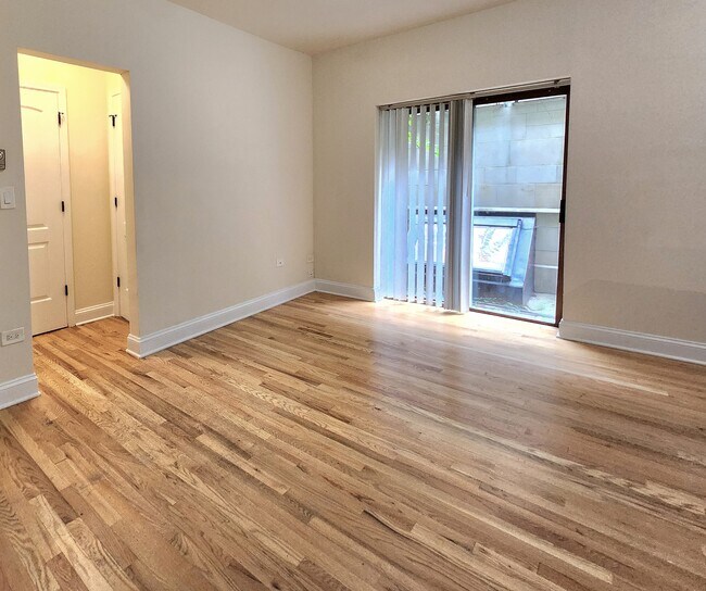 Building Photo - Gorgeous Updated Gold Coast Studio - SS Ap...