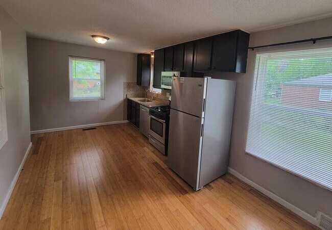 Building Photo - 1074 Groby Rd