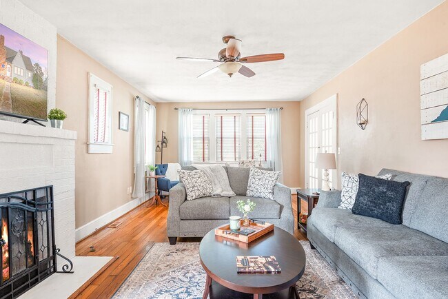Building Photo - Beautiful Fully Furnished Cape Cod Style H...
