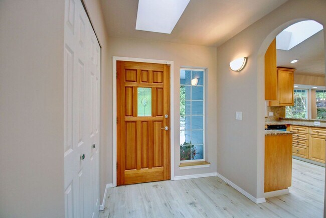 Foto del edificio - Lovely Clinton Home with Great Light and P...