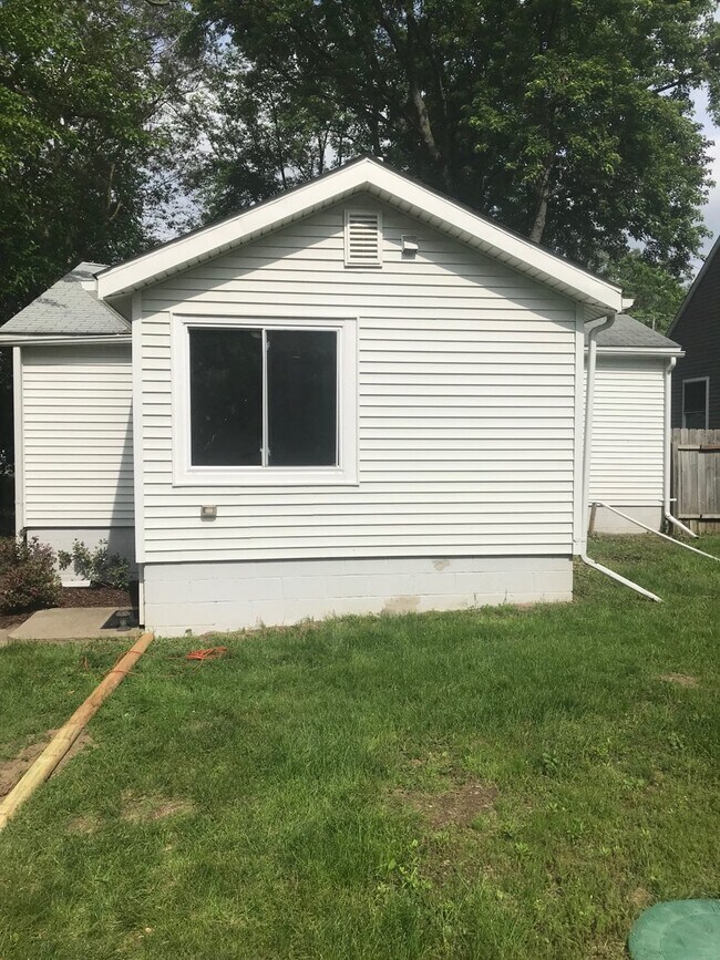 Building Photo - 13926 Sanford Rd
