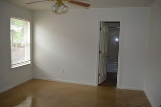 Building Photo - 930 Rosewood Dr