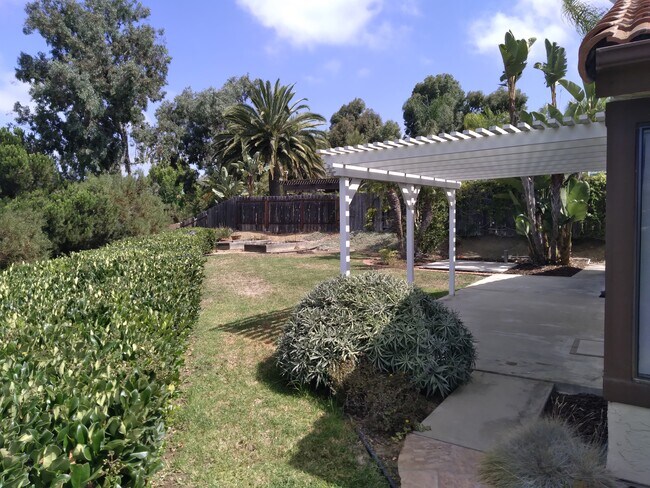 Building Photo - 605 Hollyridge Dr