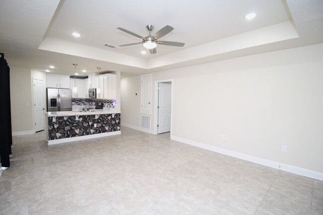 Foto del edificio - Beautiful 3-Bedroom, 2-Bath with 1-Car Garage, Open Floor Plan, Stainless Steel Appliances, and F...