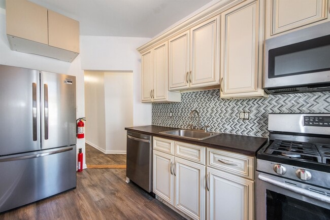 Foto del edificio - 6114 Highland Pl