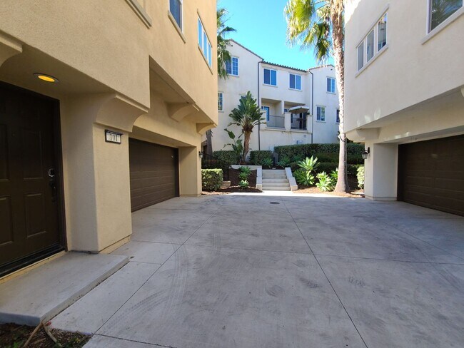 Building Photo - Spacious Oceanside Townhome in Gated Commu...