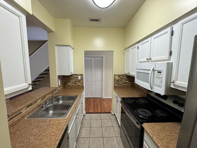 Foto del edificio - Introducing a beautiful townhouse-style Condo