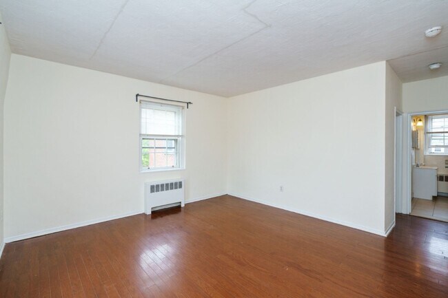 Building Photo - Liberties West-