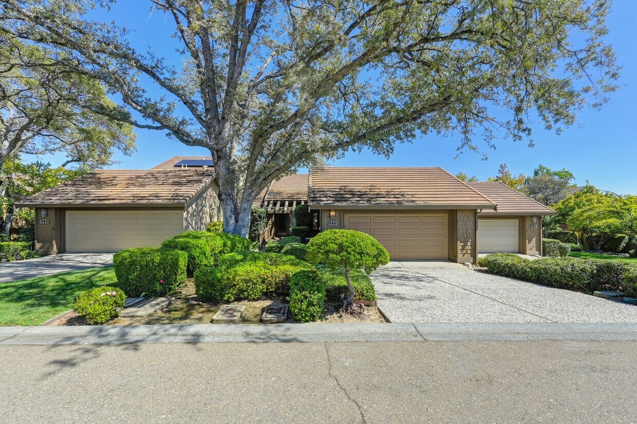 Primary Photo - South Auburn Gem! Stylish 2BR Townhome in ...