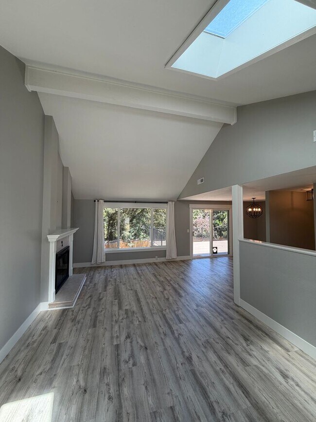 Foto del edificio - Spacious 4BR/3BA Home with Deck, Fenced Yard & Garage