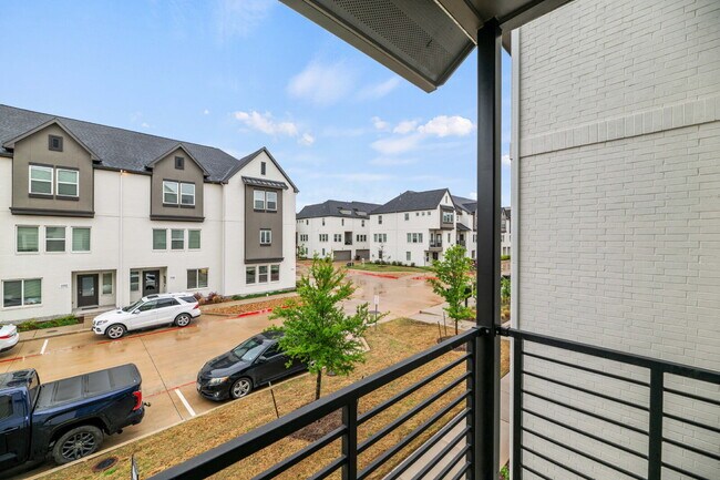Foto del edificio - 3-Story 3 Bedroom, 3.5 bath Townhouse in a great community with easy access to PGBT and DNT