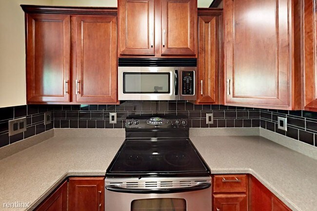Building Photo - 305 Oakview Way