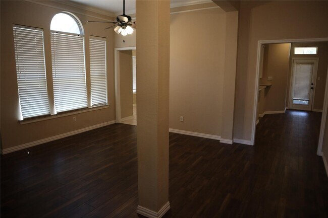 Building Photo - 1505 River Hill Dr