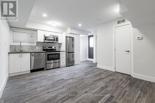 Building Photo - 600-600 St Clarens Ave
