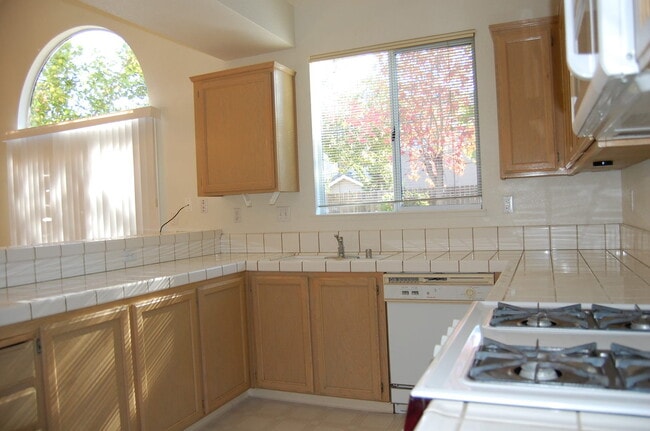 Building Photo - 3 bed, 2 bath, 2 car garage in Roseville